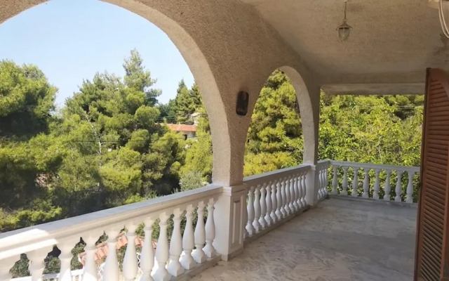 Enjoy Seclusion at Peaceful Mountain Apartment