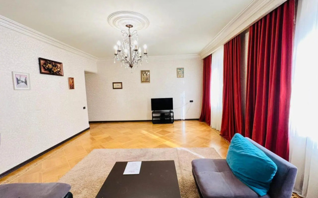 SPACIOUS Apt in Yerevan with JACUZZI Near Opera