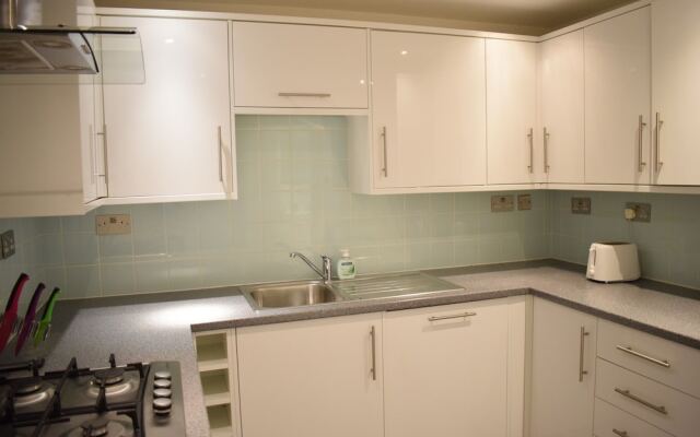 Stylish 2 Bedroom Apartment With Terrace