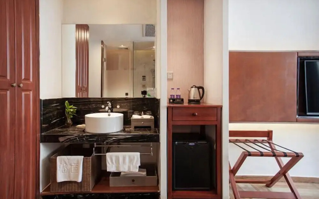 Yurong West Lake Cottage Resort