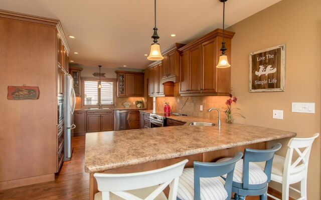 Endless Summers ~ Fabulous oasis with a designer’s touch!
