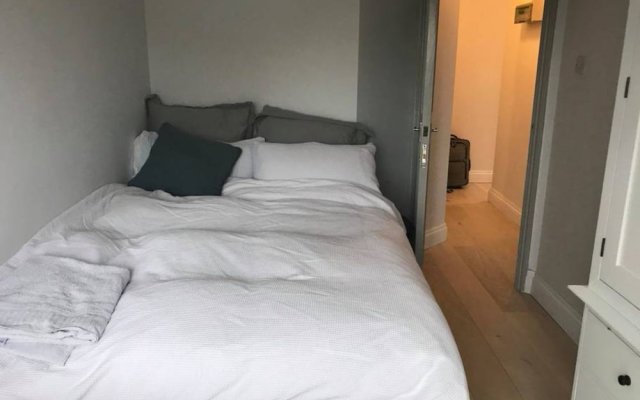 2 Bedroom Apartment Near Stepney Green Sleeps 4