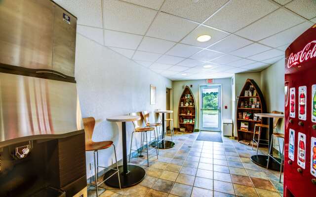 Motel 6 Huntsville, ON