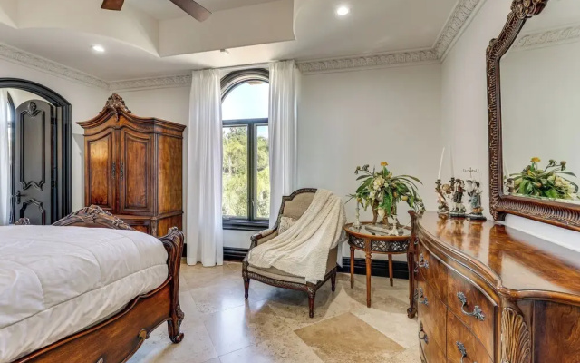 Grand 9,000-sq-ft Estate! Luxurious Socal Getaway