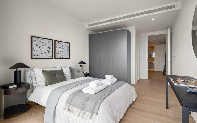Stunning two Bedroom Docklands Apartment With Balcony