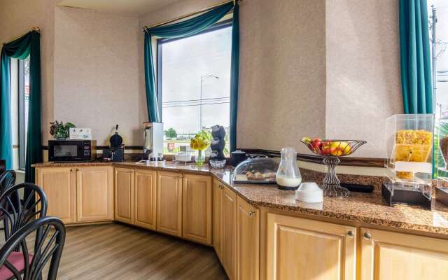 Econo Lodge Inn & Suites