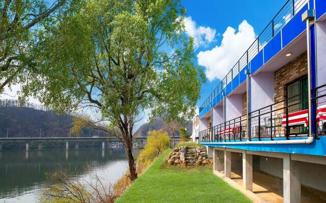 Nami Island Rivermoon Pension