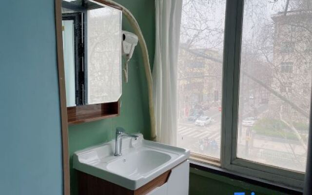 Zhouyang Youth Hotel (People's Hospital Subway Station)