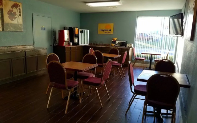 Days Inn & Suites Wichita East