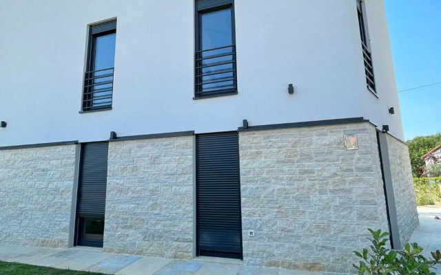 J&N Hill's Residence with swimming pool