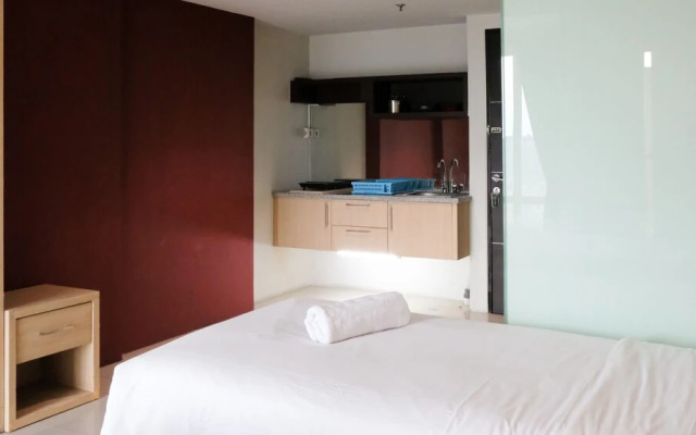 Comfy And Tidy Studio At The Square Apartment