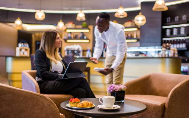 Radisson Blu Hotel, Dubai Canal View Hotel