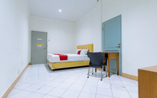 RedDoorz Plus @ Jalan Iskandar Muda Medan