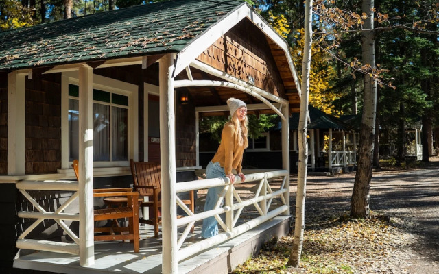 Johnston Canyon Lodge and Bungalows