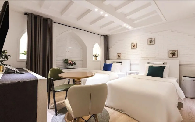 Seocho Dukkeobi Hotel