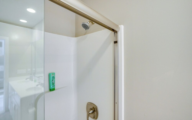 6 Mi to Tanglewood! High-end Lee Apartment