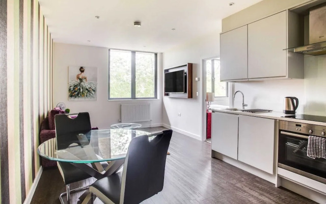 Elegant Apartment in Milton Keynes near Snozone