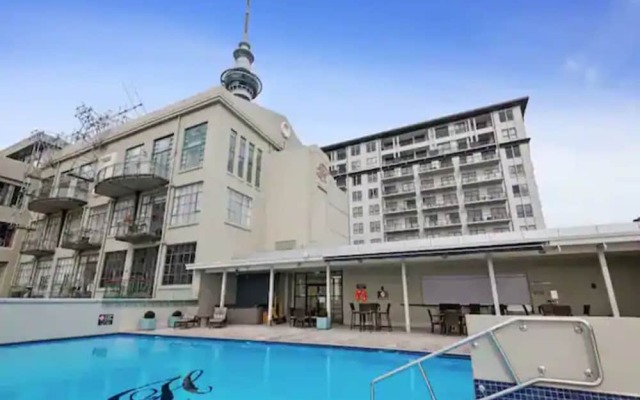 Stunning Studio W Balcony - Gym, Pool And Parking!