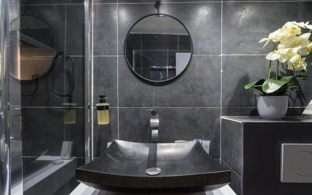 Chic Apartment With Patio - 2br/6p - Le Marais