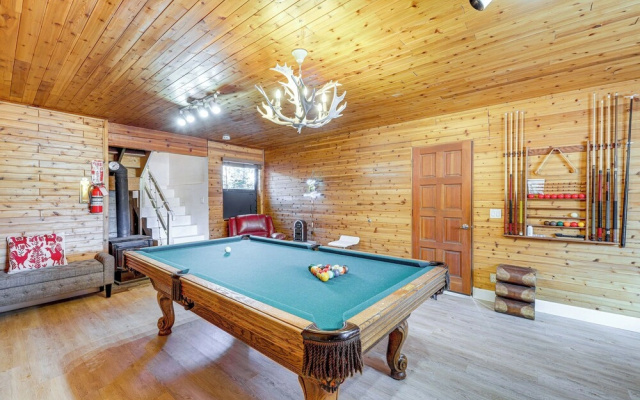Wraparound Deck & Grill: Wrightwood Cabin Near PCT