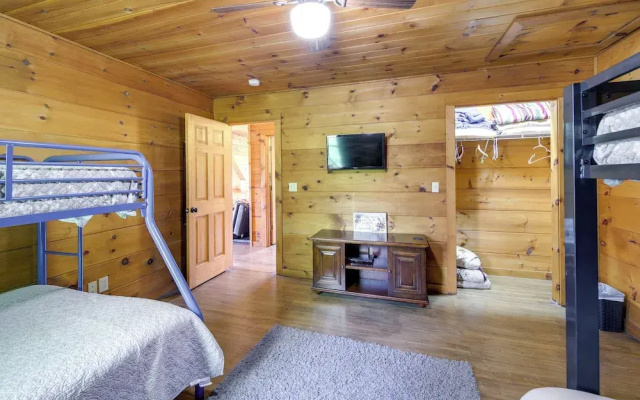 Sevierville Cabin w/ Hot Tub & Mountain-view Deck