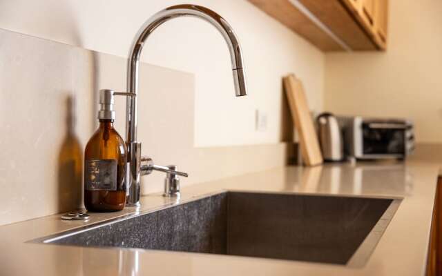 Modern & Stylish 3BR Apt With Balcony