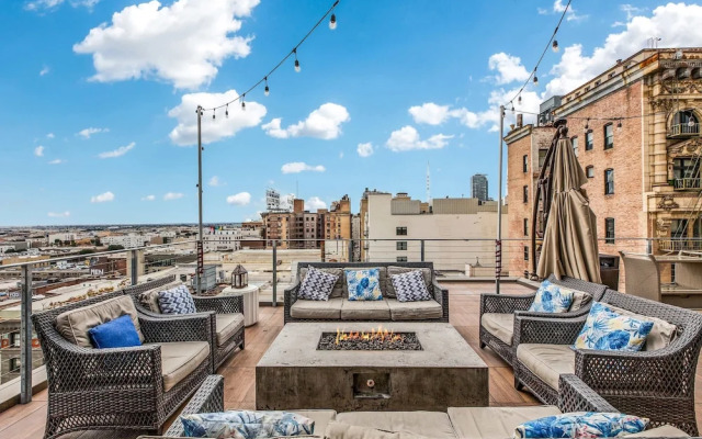 Stylish 2br/2ba At HWH by Oneluxstay