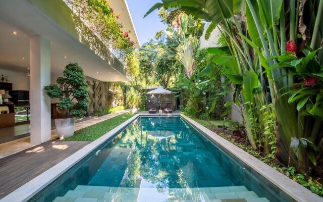 Colorful Private Villa 3 BR, Seminyak With Staff