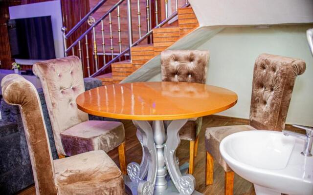Luxury 3-Bedroom Duplex FAST WIFI & 247Power