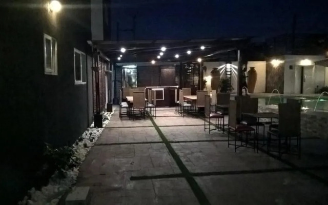 Earl Heights Suites Hotel