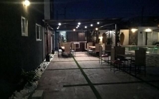 Earl Heights Suites Hotel