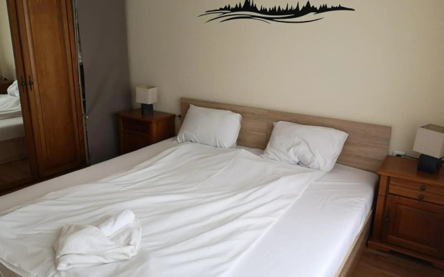 Pine Tree Apartment D34