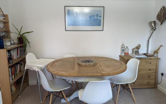 2 Bed Cottage - Sleeps 4 - Garden, Pets, Wifi