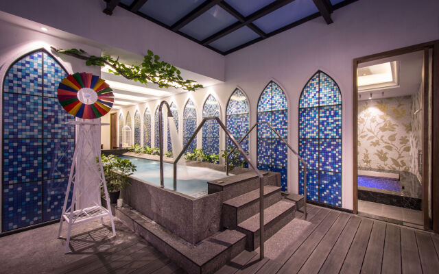 Uher Luxury Resort & Hotel