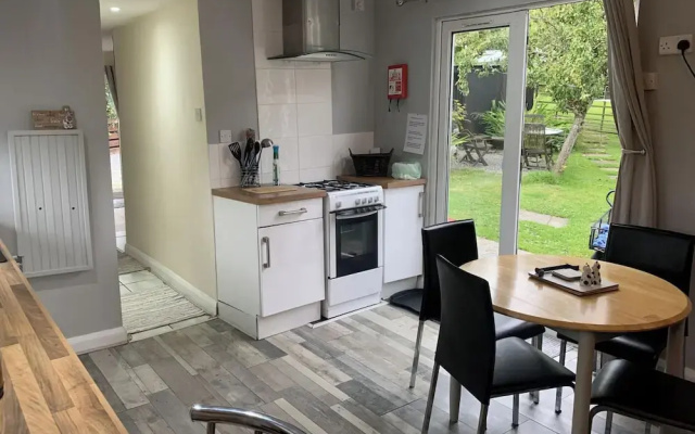 2-bed Cabin Sleeps 4 -small Pets Ok -free Parking