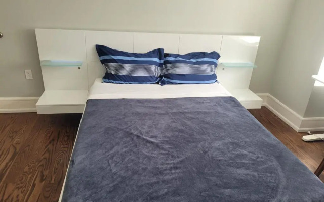Toronto Modern House guest room