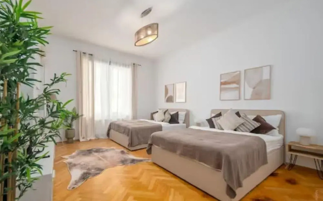 King bed, central and near metro