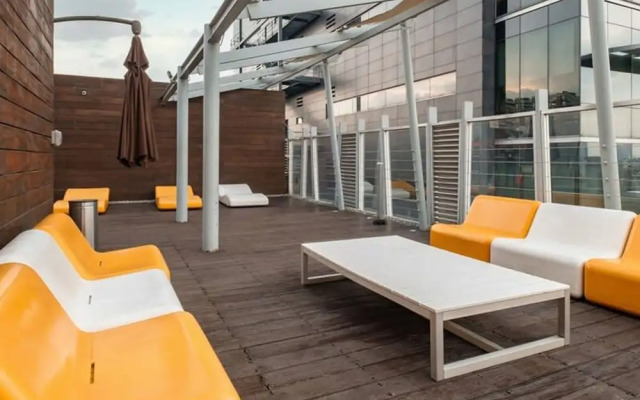 2BR Apartment With Jacuzzi - Pool - City Skyline