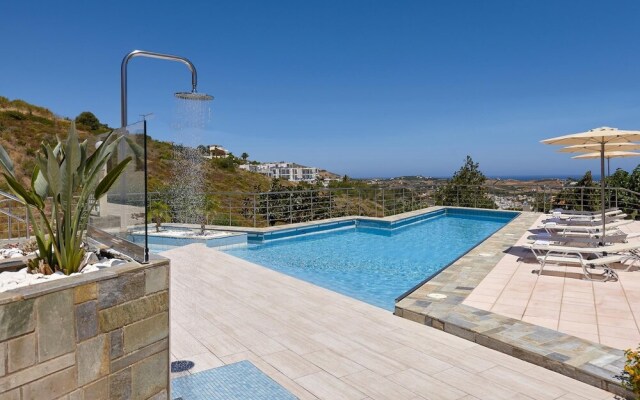 Bright Luxuriously Simple Apartment With Shared Pool