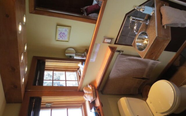 Couette et Fourchette, Saint sauveur B&B au cœur du village, Restaurant Apportez votre vin