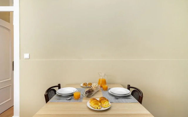 Urban Comfort: 1-Br Near Airport & Train Station