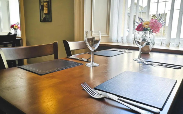 George and Abbotsford Hotel