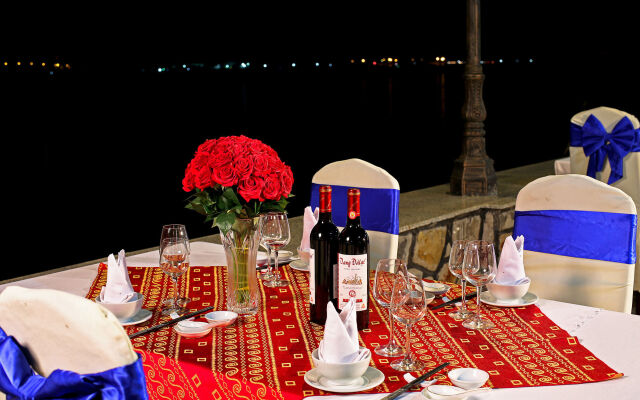 Van Phat Riverside Hotel