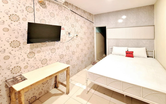RedDoorz at Victoria Hotel Near Stasiun Blitar – Guest Rooms – Blitar