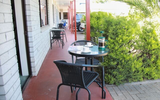 Bk's Palm Court Motor Lodge