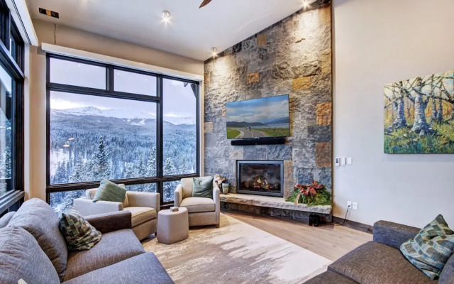 Spruce Ledge 4 Bedrooms 4.5 Bathrooms Townhouse