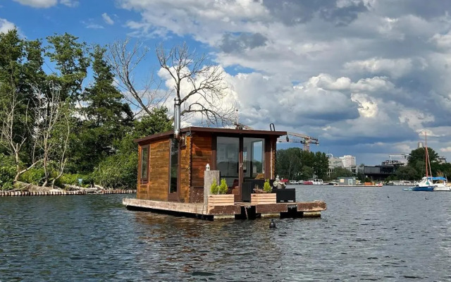 Gemütliches Hausboot mit Kamin in Berlin