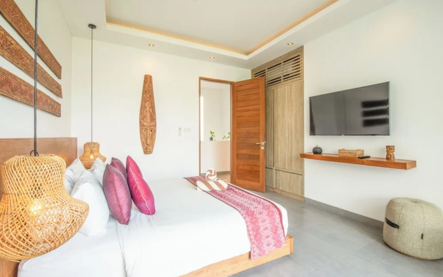 Luxury 4BR Haven, Steps to Canggu's Beach Elegance