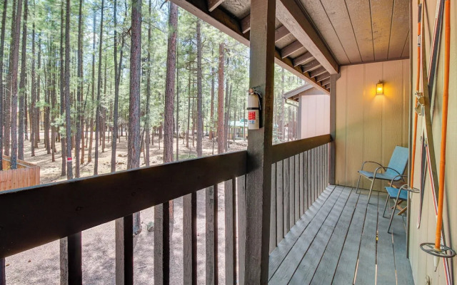 Hike & Golf: Family Home w/ Balcony in Pinetop!