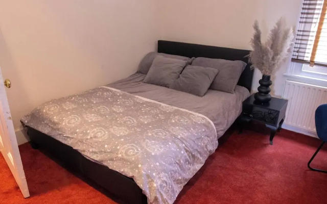 Cozy Fulham Retreat With Private Entrance & Hot Tub